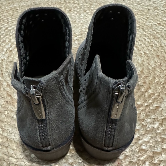 NWOT VINCE CAMUTO PRASATA SUEDE ANKLE BOOTS PERFORATED LEATHER BACK ZIP SZ 10 - Picture 7 of 9